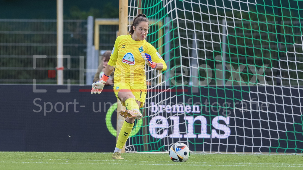 Fussball, Google Pixel Frauen-Bundesliga, SV Werder Bremen - 1. FFC Turbine Potsdam | v.li.: Livia Peng (Torhüterin, Torwart, SV Werder Bremen, 1) am Ball, Freisteller, Einzelbild, Ganzkörper, Aktion, Action, Spielszene