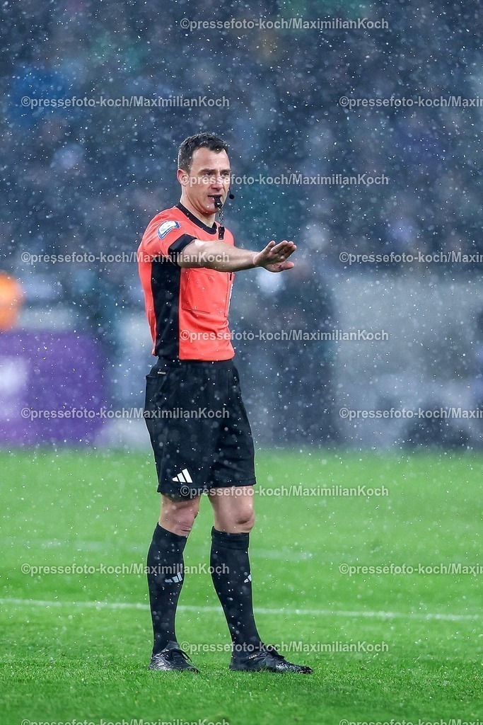 BMG11012502191 | 11.01.2025, Fußball, Borussia Mönchengladbach - FC Bayern München, 1. Fußball Bundesliga, Borussia-Park, Saison 2024 2025: Schiedsrichter Felix ZwayerDFB regulations prohibit any use of photographs as image sequences and or quasi-video.