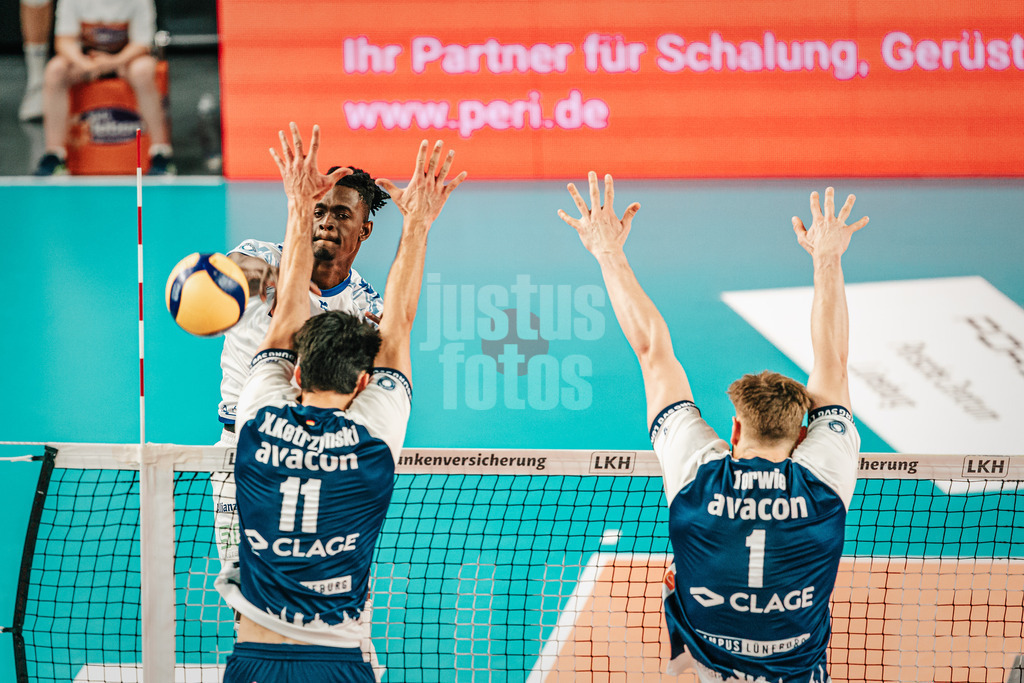 Volleyball | Herren | Saison 2024/2025 | 1. Volleyball Bundesliga Männer | Halbfinale | SVG Lüneburg vs. VfB Friedrichshafen | 19.04.2025 | Jose Israel Masso Alvarez (#1, VfB Friedrichshafen) beim Angriff