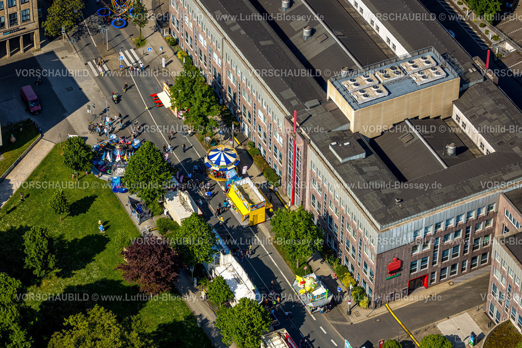 Witten240506898 | Luftbild, Himmelfahrtskirmes auf der Ruhrstraße am Gebäude der Sparkasse Witten Hauptstelle, Karussell und Verkaufsstände, Witten, Ruhrgebiet, Nordrhein-Westfalen, Deutschland