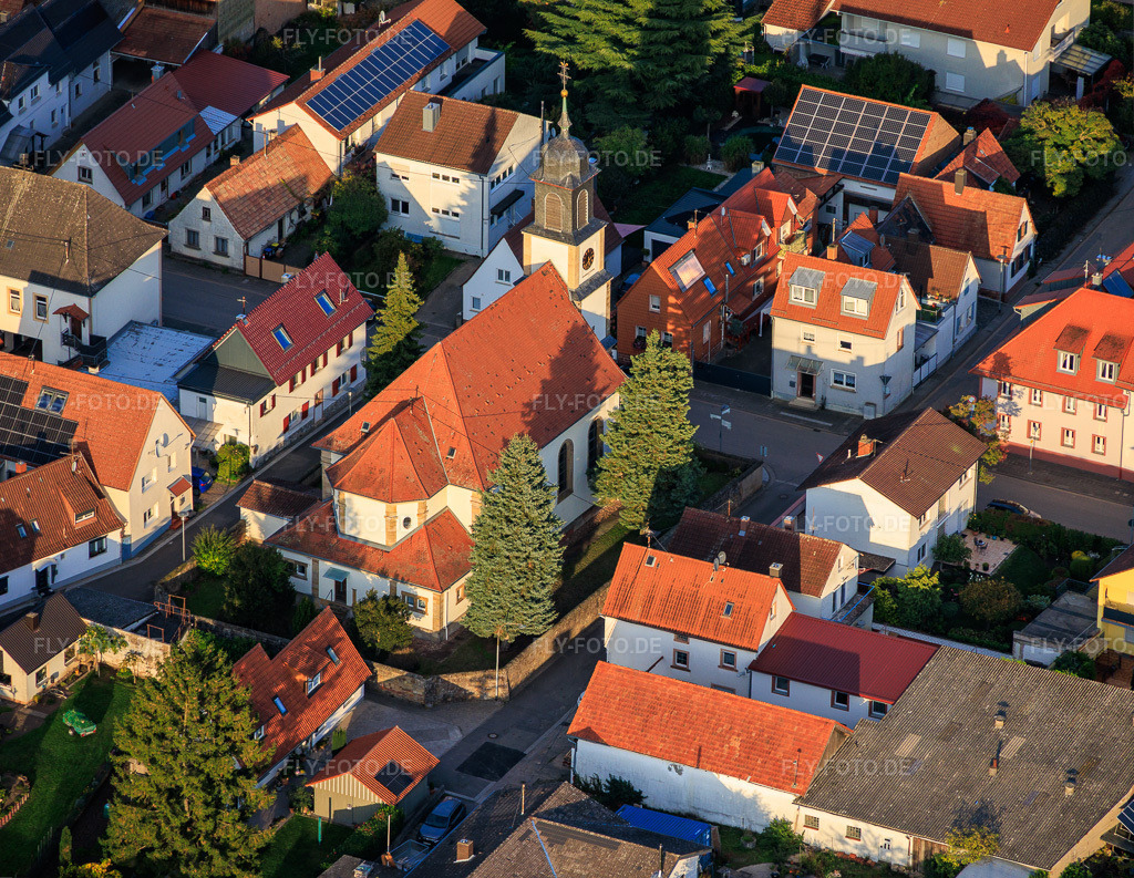 Luftbild: Kirche St. Martin im Ortsteil Mörlheim in Landau im Bundesland Rheinland-Pfalz in Deutschland. Foto: IMG_150295-Pano.jpg vom 15.10.2025 durch Werner Riehm/FLY-FOTO.deAuflösung des Originals: 5843 x 4522 pxWWW.KIRCHELANDAU.DE