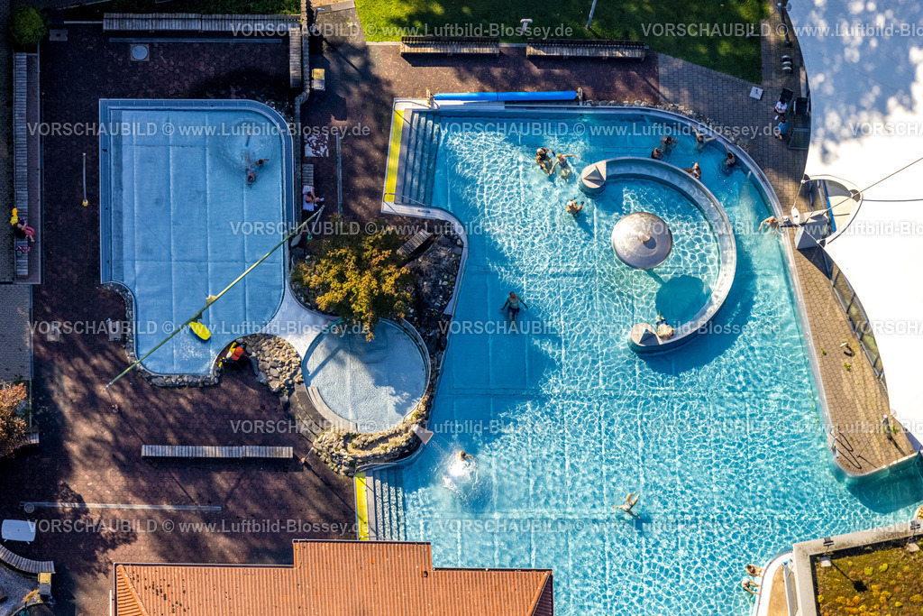 Velbert240812444 | Luftbild, Parkbad Velbert-Mitte, Hallenbad und Freibad Schwimmbad mit Überdachung, Badegäste, Velbert, Ruhrgebiet, Nordrhein-Westfalen, Deutschland