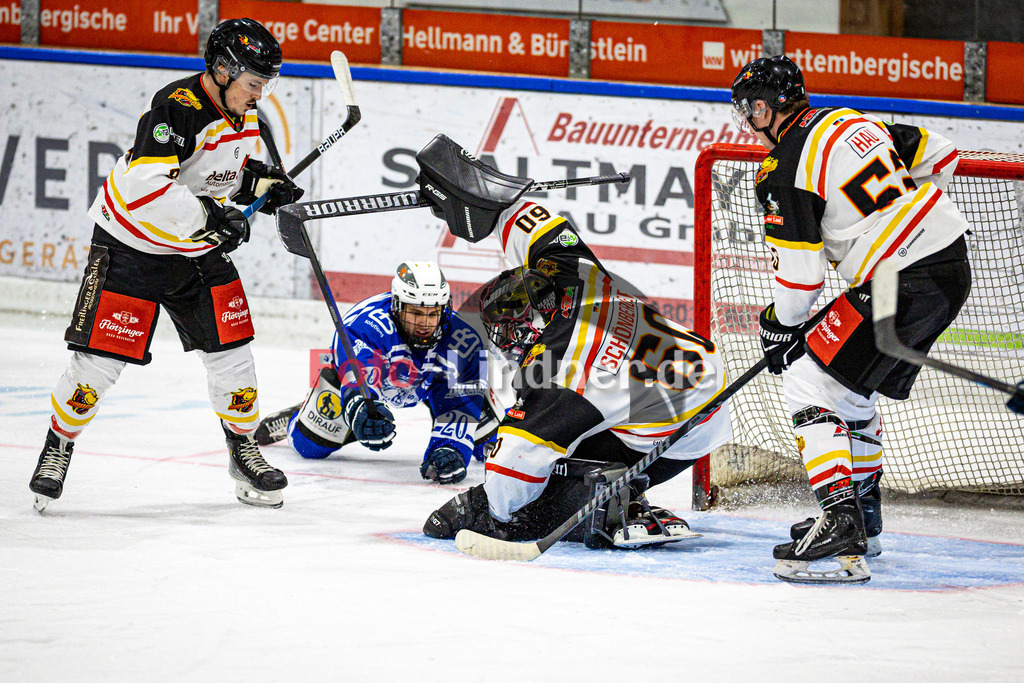 SC Forst NATURE BOYZ gegen EHC Bad Aibling AIBDOGS | Eishockey Landesliga 2025/26 Vorrunde, SC Forst NATURE BOYZ gegen EHC Bad Aibling AIBDOGS, 20251031,Torchance, Torhüterparade,2025-10-31 in Peißenberg (flatbuy Arena Peißenberg), Tobias HOFERER (Nature Boyz 20), Lucas INNINGER-SCHÖNBERGER (EHC Bad Aibling Torwart 60)Copyright: WolfgangxLindner www.foto-lindner.de