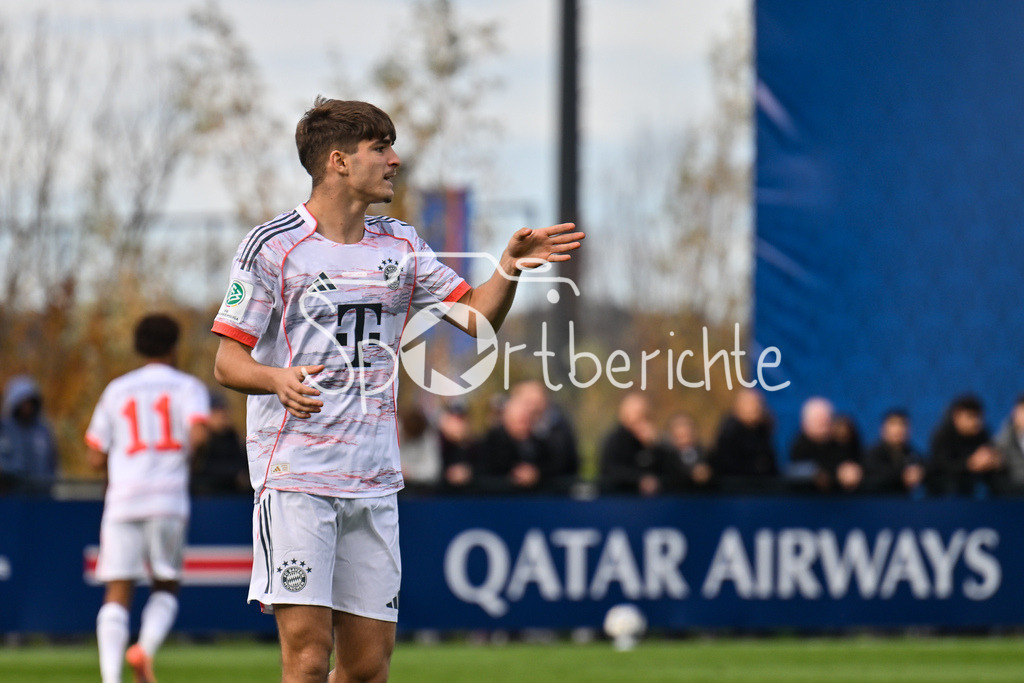 Paris Saint Germain U19 - FC Bayern München U19 | PARIS, FRANKREICH - 4. NOVEMBER: im Bild Raphael PAVLIC (FC Bayern München U19 5) / Einzelfoto / Freisteller beim Ligaspiel zwischen der U19 von Paris Saint Germain und der U19 des FC Bayern München am 4. Spieltag der UEFA Youth League am PSG Campus am 04.11.2025