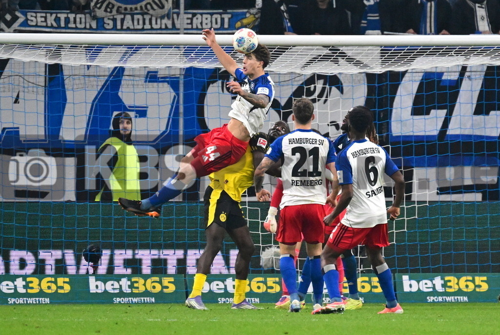 KBS Picture_HSV-Dortmund_024 | v.l. Vuskovic Luka (HSV) , Guirassy Serhou (Bor. Dortmund) , Remberg Nicolai (HSV) , Lokonga Albert Sambi (HSV) ,Sportplatz :  Volksparkstadion, - Realisiert mit Pictrs.com