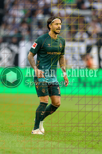 Borussia Mönchengladbach vs SV Werder Bremen - Bundesliga  | Mönchengladbach, Deutschland, 14.09.25:   Leonardo Jesus Loureiro Bittencourt (SV Werder Bremen) schaut waehrend des Spiels der Bundesliga zwischen Borussia Mönchengladbach vs SV Werder Bremen im Stadion im Borussia Park(Foto von Brauer-Fotoagentur / Adrian Schlueter)