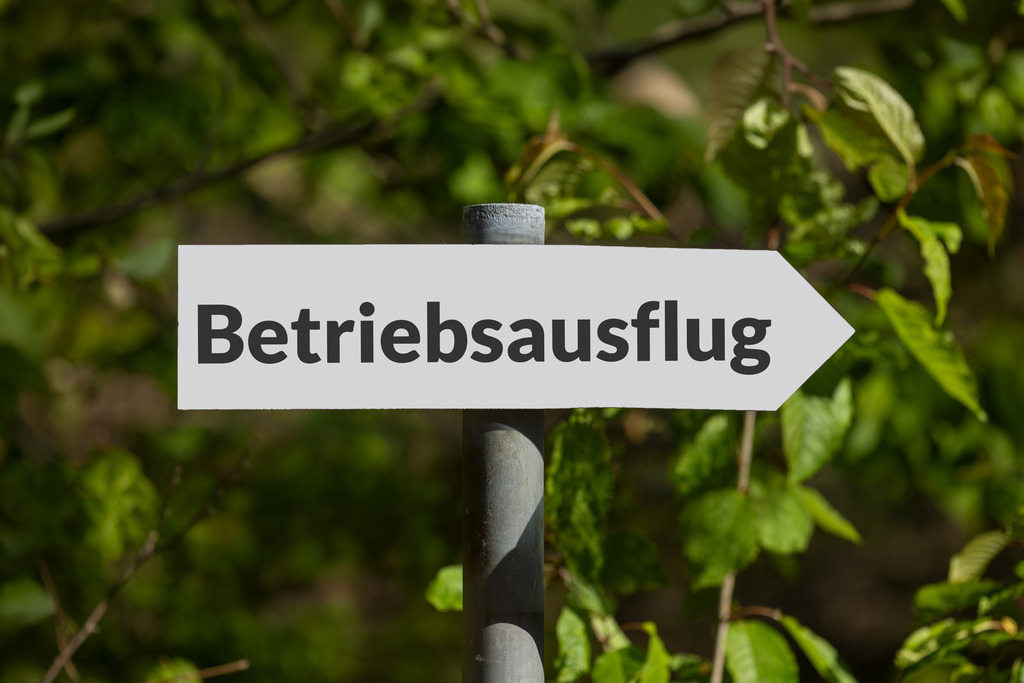 Betriebsausflug Schild | (Fotomontage) Schild im Wald mit hinzugefügtem Text BETRIEBSAUSFLUG - Realisiert mit Pictrs.com
