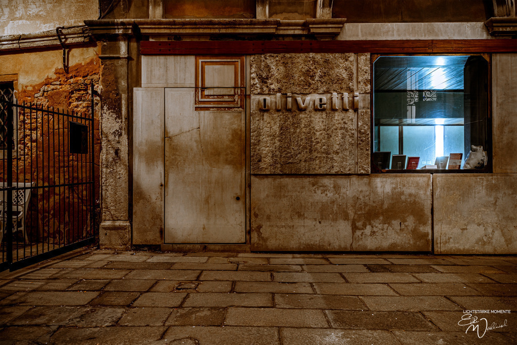 20220309-231522 ITALIEN-Venedig_045-1 Kopie | Herzlich willkommen auf meiner Seite! Ich bin Elke Wallnisch, Deine Fotografin für lichtstarke Momente. Der Name steht für alles, was mich mit der Fotografie verbindet: Das Licht und seine machtvolle Wirkung auf eine Situation oder unsere Stimmung - Realisiert mit Pictrs.com