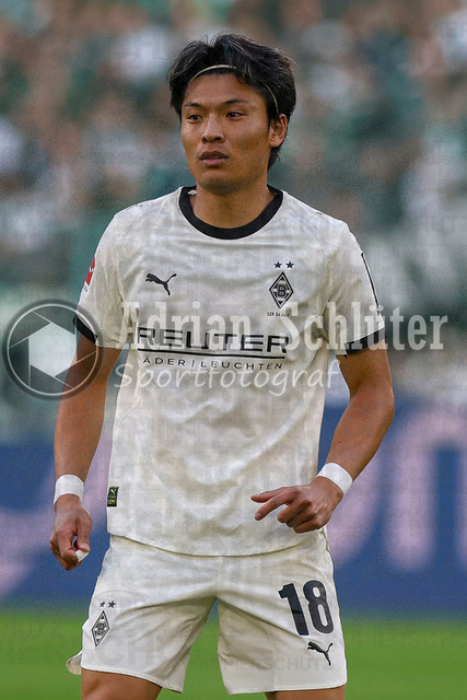 Borussia Mönchengladbach vs Eintracht Frankfurt - Bundesliga  | Mönchengladbach, Deutschland, 27.09.25:   Shuto Machino (Borussia Mönchengladbach) schaut waehrend des Spiels der Bundesliga zwischen Borussia Mönchengladbach vs Eintracht Frankfurt im Stadion im Borussia Park(Foto von Brauer-Fotoagentur / Adrian Schlueter)