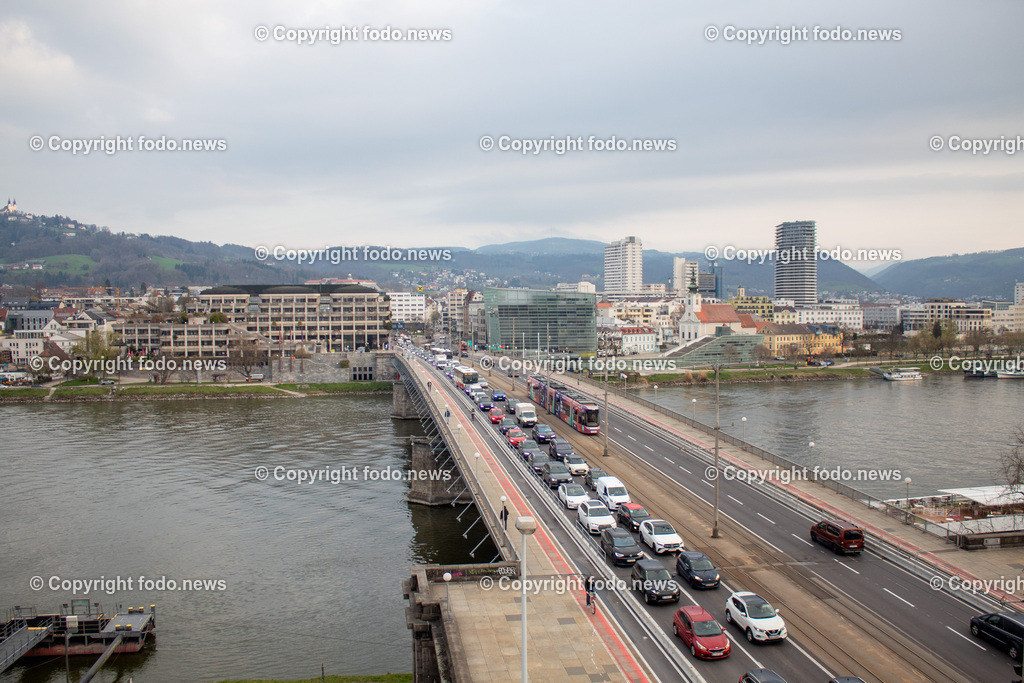 Linz_ Verkehr_ 02.04.2025-3 | 02.04.2025, LINZ, AUT, im Bild Themenbild, Verkehr, Stau, KFZ, Bruecke, Nibelungenbruecke, Auto, Radweg, oeffentlicher Verkehr, Bus, Strassenbahn