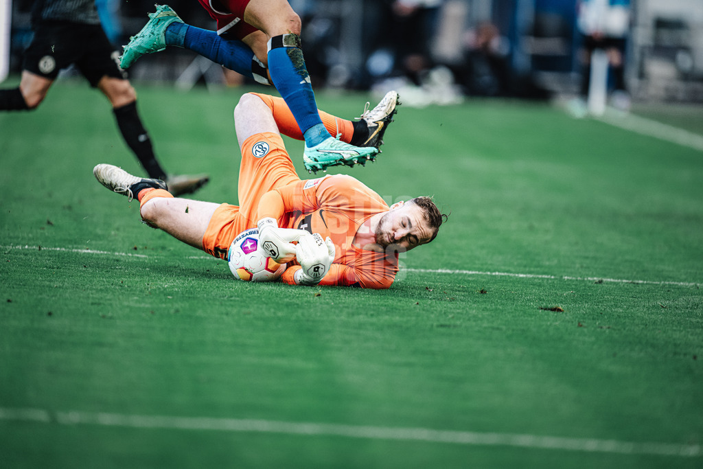 Fußball | Männer | Saison 2023/2024 | 2. Fußball-Bundesliga | 23. Spieltag | Hamburger SV vs. SV 07 Elversberg | 25.02.2024 | Nicolas Kristof (#20, SV 07 Elversberg) sichert den Ball