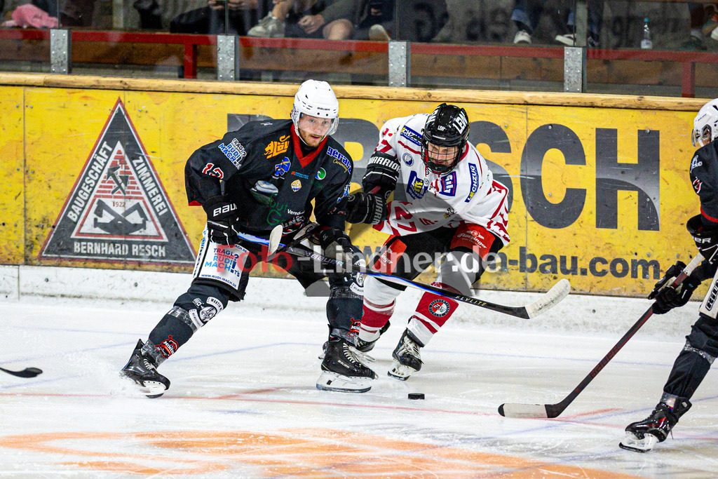 Peißenberg MINERS gegen ESV Buchloe Pirates | Eishockey Bayernliga 2025/26 Vorbereitung, Peißenberg MINERS gegen ESV Buchloe Pirates, 20250921,Zweikampf,2025-09-21 in Peißenberg (flatbuy Arena Peißenberg), Weiland PARRISH (MINERS 13), Marco SCHWARZ (Buchloe PIRATES 27)Copyright: WolfgangxLindner www.foto-lindner.de