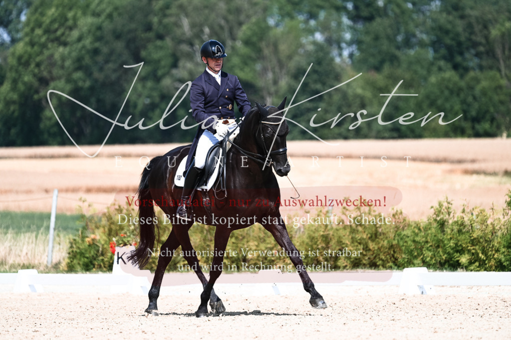 DSC_2993 | Pferde- und Turnierfotografie in Westsachsen. Pferdeportraits, Auftragszeichnungen und intuitive Kunst.
