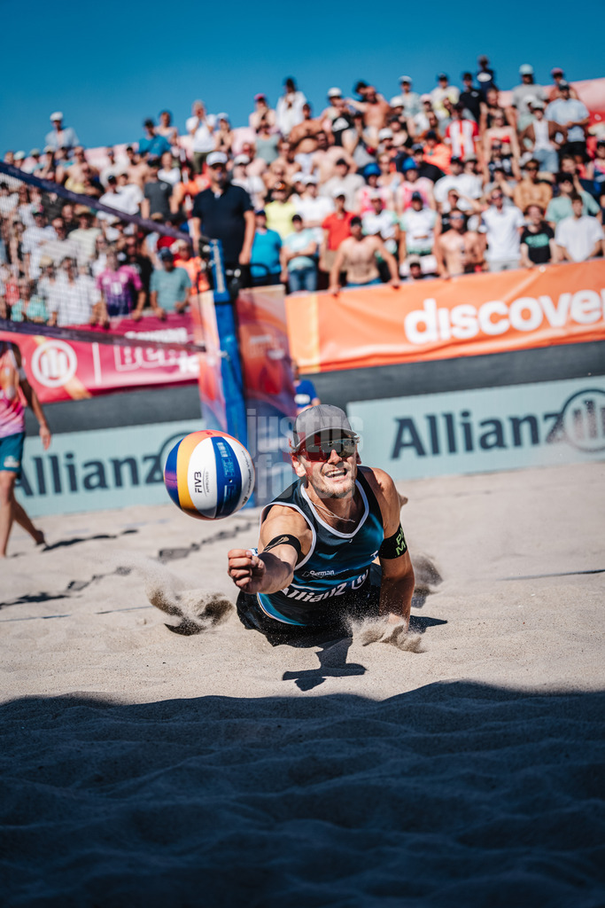 Beachvolleyball | Männer | Allianz German Beach Tour 2024 | Tourstop Kühlungsborn | 11.08.2024 | Paul Henning springt zum Ball