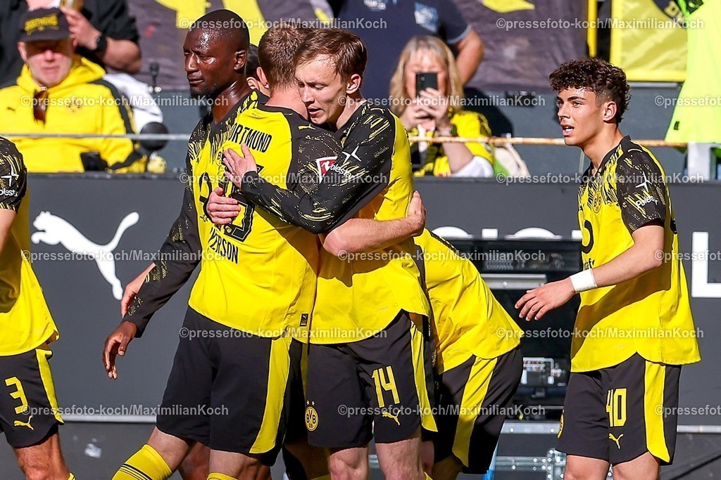 BVB26042601014 | 26.04.2026, Fußball, Borussia Dortmund - SC Freiburg, 1. Fußball Bundesliga, 31. Spieltag, Signal Iduna Park, Saison 2025 2026: Torjubel nach dem Tor zum 1:0 durch Torschütze Maximilian Beier&nbsp;(BVB #14)  zusammen mit Julian Ryerson&nbsp;(BVB #26) Serhou Guirassy&nbsp;(BVB #09) Samuele Inacio (BVB #40)   DFB regulations prohibit any use of photographs as image sequences and or quasi-video.