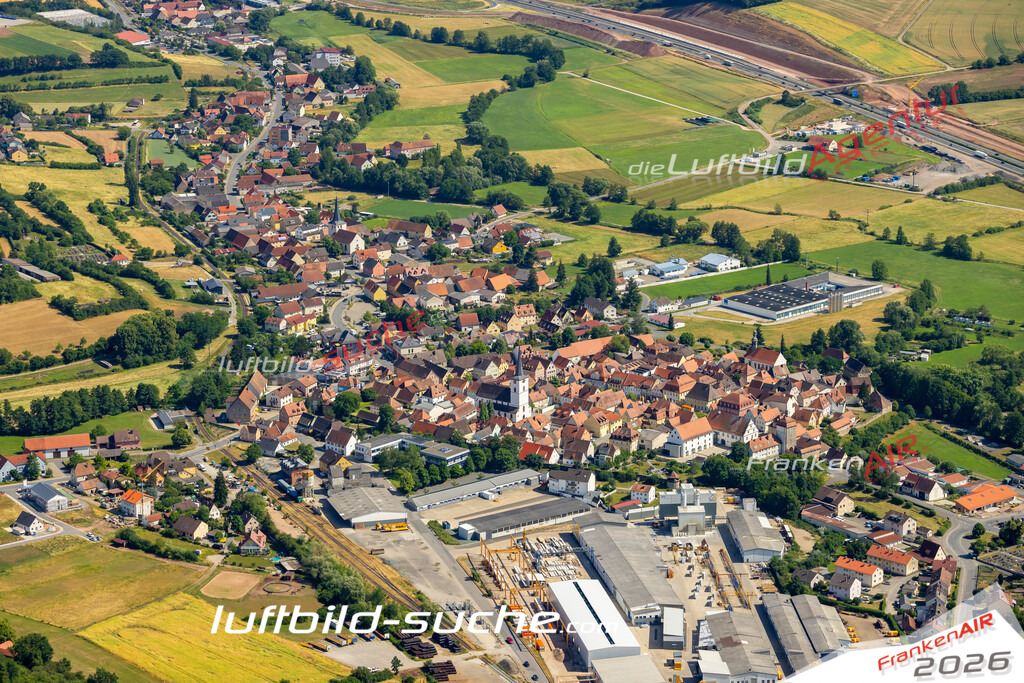 Das Luftbild zeigt :  Schlüsselfeld - Die Luftaufnahme wurde 2023 vom UL-Flugzeug aus erstellt ( keine Drohne ) - Hochauflösende Luftaufnahme - Für grossformatige Ausdrucke geeignet. Die Geschenkidee !Mit Lizenz und Bildrechte bestellbar