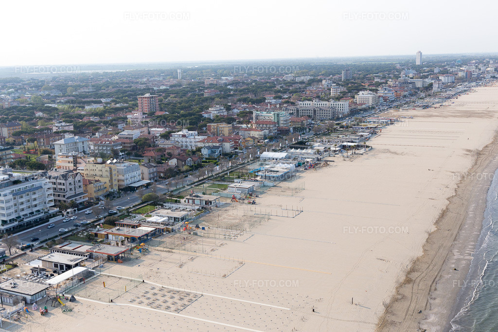 Aerial view: View of the town in Pinarella in the state Emilia Romagna, Italy.Photo: IMG_098455.jpg taken on 04/05/2017 by Werner Riehm/FLY-FOTO.comResolution of the original: 5472 x 3648 px