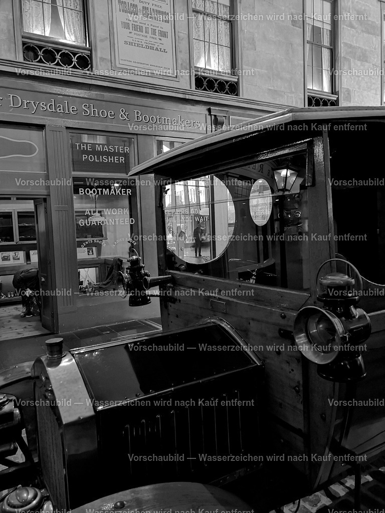 strassenszene-zwanziger_Jahre | online Fotogalerie mit schwarz-weiß Fotografien und Shop für zeitlose  Poster und Leinwände in stilvollem schwarz weiß  - Realisiert mit Pictrs.com