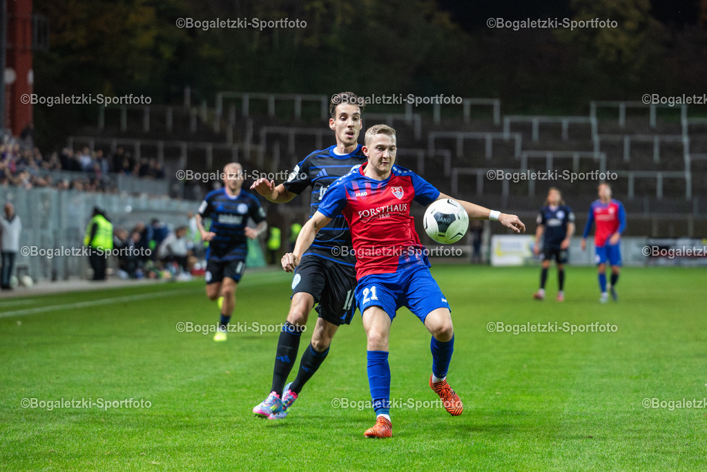 Bachmann gegen Noß | 15.10.2025, Fußball, Niederrheinpokal, 3.Runde, KFC Uerdingen - MSV Duisburg: Jan Bachmann (KFC Uerdingen #21) schirmt den Ball vor Connor Noß (MSV Duisburg #14) ab - Realisiert mit Pictrs.com
