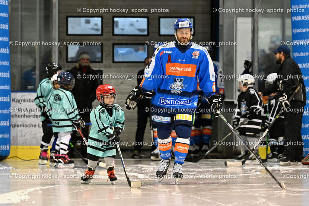 ESC Sparkasse Steindorf vs. LE Kings | Einlauf mit ESC Nachwuchs, #61 Friedrich Daniel ESC Steindorf, ESC Sparkasse Steindorf vs. LE Kings, ESC Sparkasse Steindorf vs. LE Kings am 01.11.2025 in Steindorf (Ossiachersee Halle), Austria, (Photo by Bernd Stefan)