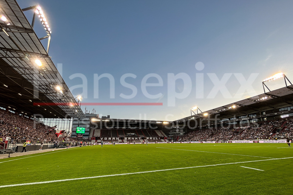 Fussball, DFB-Pokal Frauen, FC St. Pauli - Hamburger SV | v.li.: Überblick, Blick auf das Millerntor-Stadion, Stadion, Spielfeld während des Spiels, Flutlicht, Atmosphäre, Symbolfoto, Symbolbild Fussball, Fußball, DIE DFB-RICHTLINIEN UNTERSAGEN JEGLICHE NUTZUNG VON FOTOS ALS SEQUENZBILDER UND/ODER VIDEOÄHNLICHE FOTOSTRECKEN. DFB REGULATIONS PROHIBIT ANY USE OF PHOTOGRAPHS AS IMAGE SEQUENCES AND/OR QUASI-VIDEO.