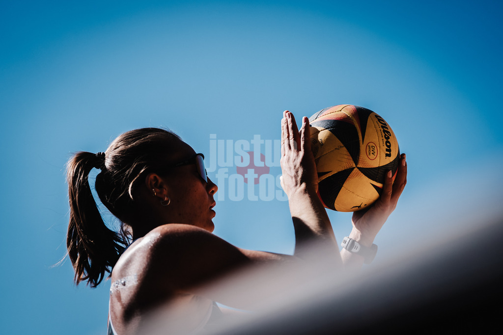 Beachvolleyball | Frauen | Allianz German Beach Tour 2025 | Tourstop Düsseldorf | 15.05.2025 | Leonie Klinke vor dem Aufschlag