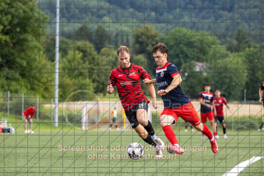 20250726_185120_0124 | Nathan Winter (TSV Bad Boll #14)TSV Bad Boll (rot/schwarz) vs. TSVGG Plattenhardt (blau/rot), Fussball, DB-Regio-WFW-Pokal - wfv, 1.Runde, Saison 2025/2026, Kunstrasenplatz, Erlengarten 37, 73087 Bad Boll, 26.07.2025 - 17:30 Uhr,Foto: PhotoPeet-Sportfotografie/Peter Harich