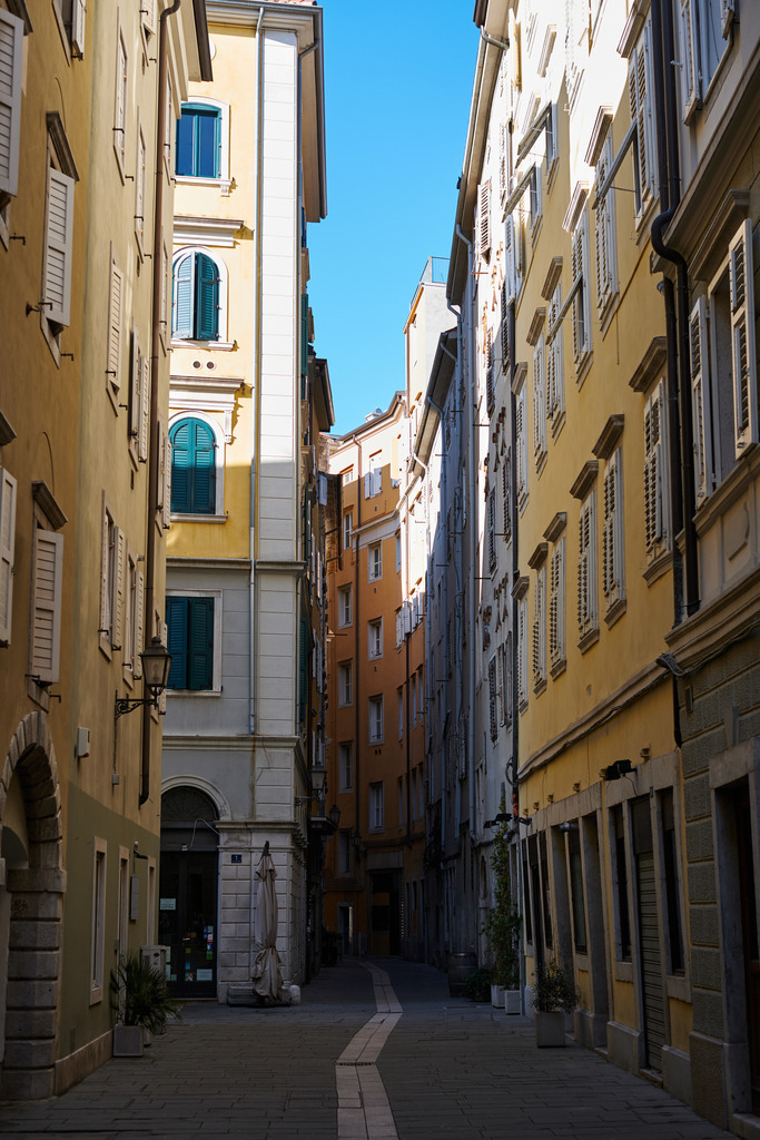 Altstadtgasse Via Delle Beccherie | Triest, Austria - March 10, 2022: Altstadtgasse Via Delle Beccherie. - Realisiert mit Pictrs.com
