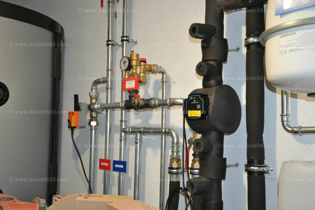 bib-lg16-heizung-0077 | Nach LV-Leistungsgruppen sortierte Detailfotos über den Bau eines Hauses. Alle Hausbau-Bilder direkt vom Urheber und Autor der Website Haus-Selber-Bauen.com