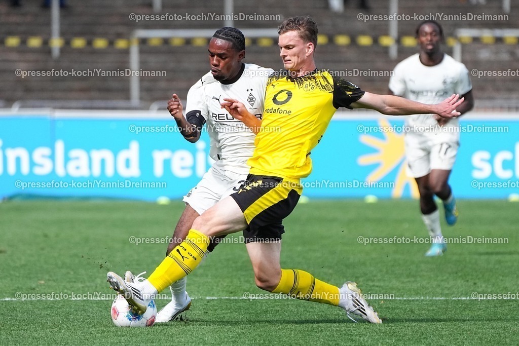 xydrx30082502034 | 30.08.2025, xydrx, Fußball, Regionalliga West, Borussia Dortmund II - Borussia Mönchengladbach II , Saison 2025 2026, Stadion Rote Erde: Charles Herrmann (Borussia Mönchengladbach II #34) im Zweikampf gegen David Lelle (Borussia Dortmund II #32)