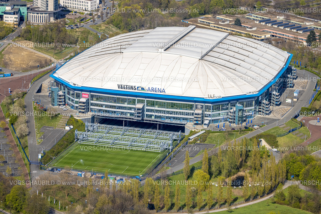 Gelsenkirchen220402784 | Luftbild, Veltins-Arena Bundesligastadion des FC Schalke 04 mit geschlossenem Dach und ausgefahrenem Spielfeld Rasen, Erle, Gelsenkirchen, Ruhrgebiet, Nordrhein-Westfalen, Deutschland