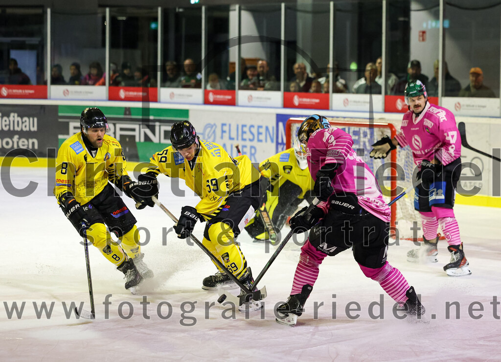 2025-10-10_171_TSV_Erding_gegen_onesto_Tigers_Bayreuth | Erding, Deutschland, 10.10.2025:Eishockey, Oberliga Süd 2025 / 2026, 7. Spieltag, TSV Erding gegen onesto Tigers Bayreuth, Endergebnis: 2:5Jan Pietsch (onesto Tigers Bayreuth, #8), Cameron Leask (onesto Tigers Bayreuth, #59), Marc Schmidpeter (Erding Gladiators, #33)Foto: Christian Riedel / fotografie-riedel.net