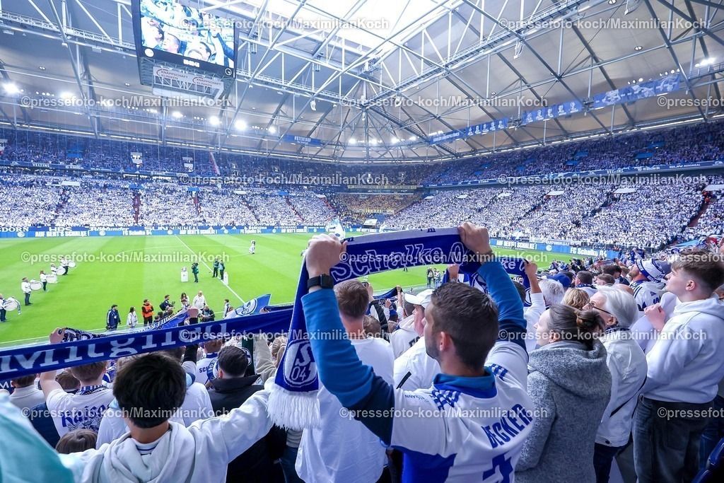 S0417052601002 | 17.05.2026, Fußball, FC Schalke 04 - Eintracht Braunschweig, 34. Spieltag, 2. Fußball Bundesliga, Veltins-Arena Gelsenkirchen, Saison 2025 2026: Zuschauer Fans Ultras bei der Choreo Choreografie vor dem Spiel über alle Tribünen verteilt DFB regulations prohibit any use of photographs as image sequences and or quasi-video.