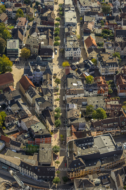 Menden230905620-2 | Luftbild, Stadtmitte mit Dorte-Hilleke-Bücherei Stadtbücherei und Fußgängerzone Hauptstraße, Menden, Menden, Sauerland, Nordrhein-Westfalen, Deutschland