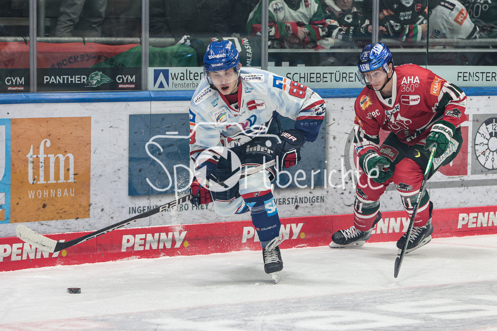 Augsburger Panther - Adler Mannheim | Fabrizio PILU (MAN #68) im Duell mit Adam PAYERL (aEV #11)