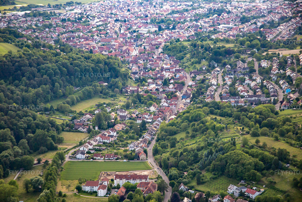 Luftbild: Ortsansicht von Osten in Weingarten im Bundesland Baden-Württemberg in Deutschland. Foto: IMG_089310.jpg vom 10.06.2016 durch Werner Riehm/FLY-FOTO.de