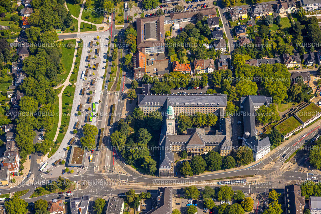 Gelsenkirchen240807595GE-Nord | Luftbild, Busse und Fahrgäste am ZOB Omnibusbahnhof Buer, Rathaus Buer und Rathausturm, Gesamtschule Buer-Mitte, Buer, Gelsenkirchen, Ruhrgebiet, Nordrhein-Westfalen, Deutschland