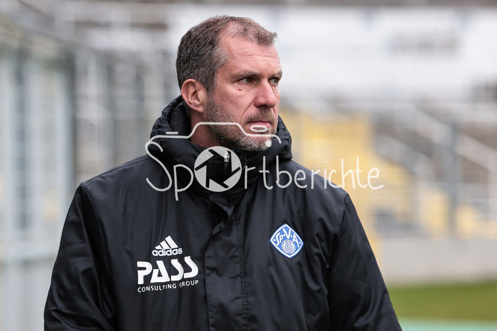 Türkgücü München - SV Viktoria Aschaffenburg | Aschaffenburg Trainer Jochen SEITZ in Aktion / Freisteller / Einzelfoto