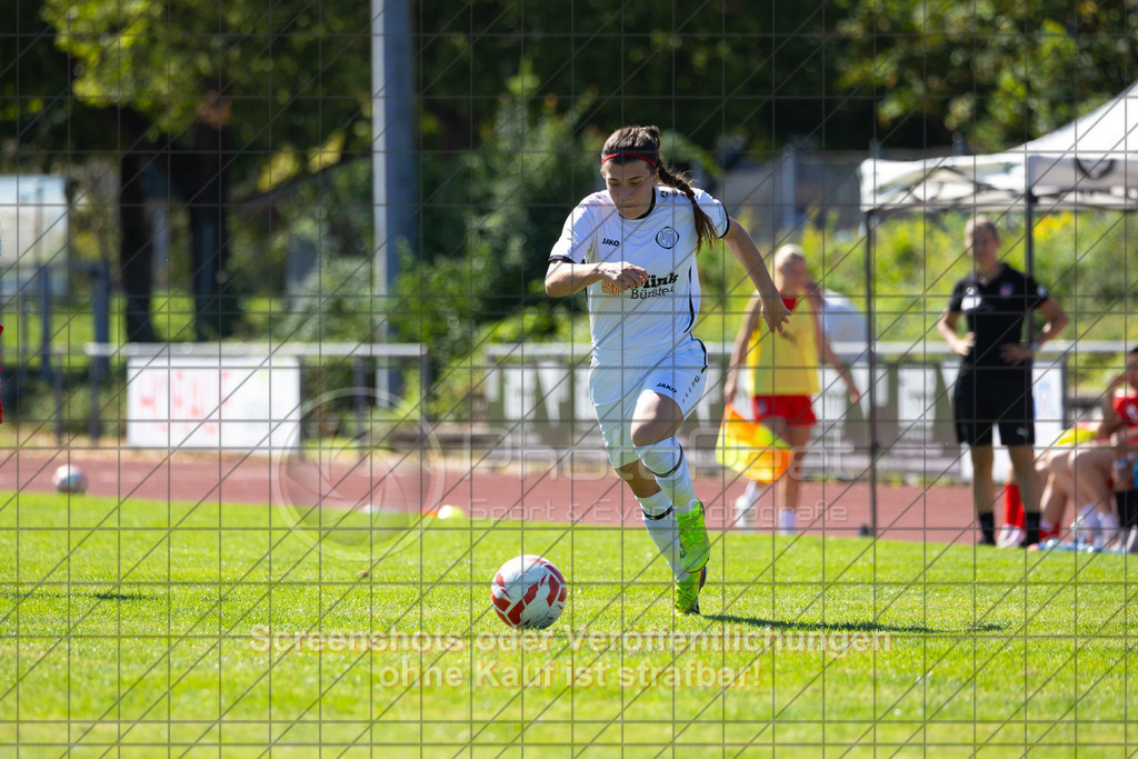 20260906_122307_0243_(c)_by_PhotoPeet | #,1.FC Donzdorf (weiß) vs. 1.FC Heidenheim 1846 (rot), Fußball, Frauen-Verbandspokal Gruppe 2, 2. Runde, Saison 2026/2027, Rasenplatz Lautertal Stadion, Süßener Straße 16, 73072 Donzdorf, 06.09.2026 - 11:00 Uhr,Foto: PhotoPeet / Sport- &amp; Eventfotografie / Peter Harich