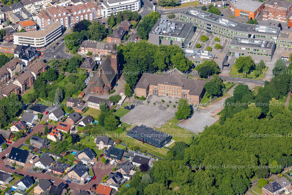 Luftbild Kamp-Lintfort-4824 | Luftbildfotografie Schulgebäude der Niederrheinschule und Volkshochschule und evangelische Kirche an der Friedrich-Heinrich-Allee in Kamp-Lintfort im Bundesland Nordrhein-Westfalen. - Realisiert mit Pictrs.com
