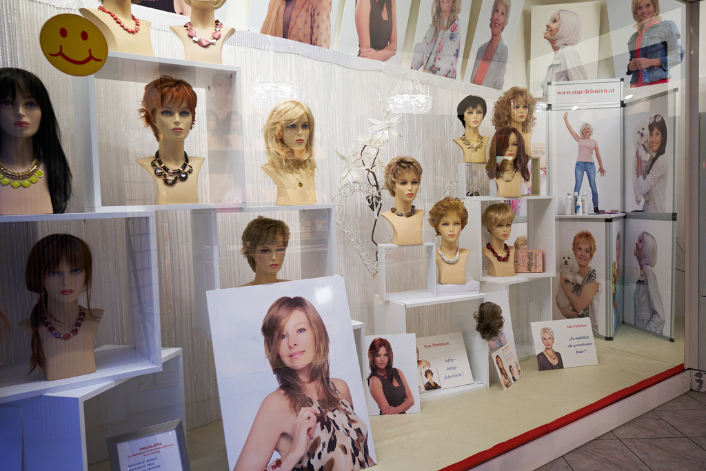 Blick in das Schaufenster mit Perücken | WIen, Austria - February 02, 2023; Star Perückensalon GmbH.; Blick in das Schaufenster mit Perücken. - Realisiert mit Pictrs.com