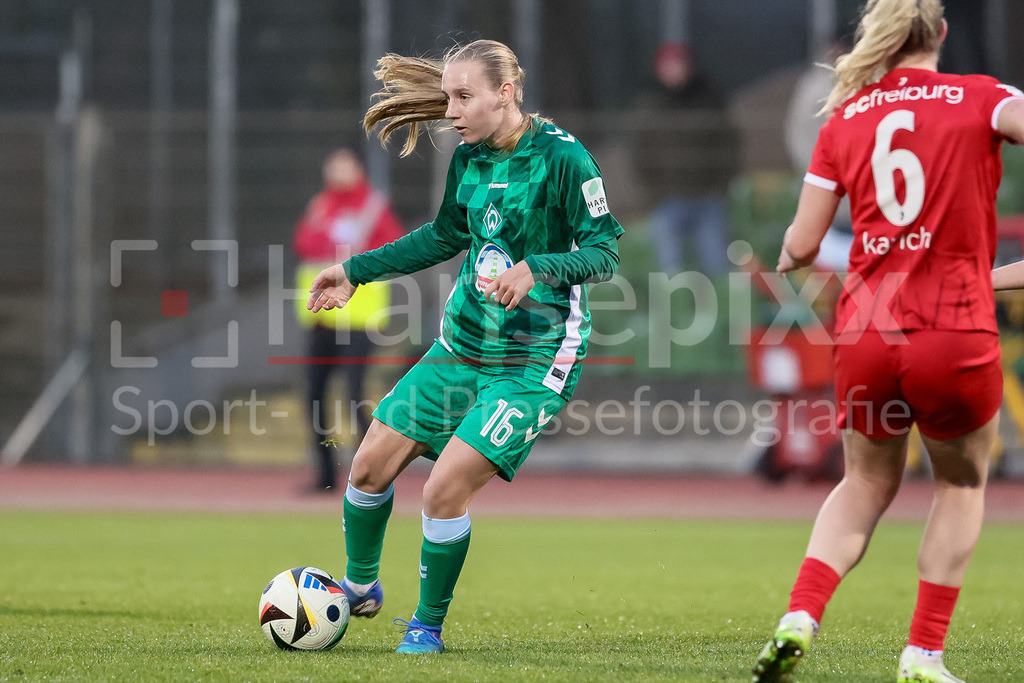 Fussball, Google Pixel Frauen-Bundesliga, SV Werder Bremen - SC Freiburg | v.li.: Emöke Papai (SV Werder Bremen, 16) am Ball, Einzelbild, Ganzkörper, Aktion, Action, Spielszene, DIE DFB-RICHTLINIEN UNTERSAGEN JEGLICHE NUTZUNG VON FOTOS ALS SEQUENZBILDER UND/ODER VIDEOÄHNLICHE FOTOSTRECKEN. DFB REGULATIONS PROHIBIT ANY USE OF PHOTOGRAPHS AS IMAGE SEQUENCES AND/OR QUASI-VIDEO.