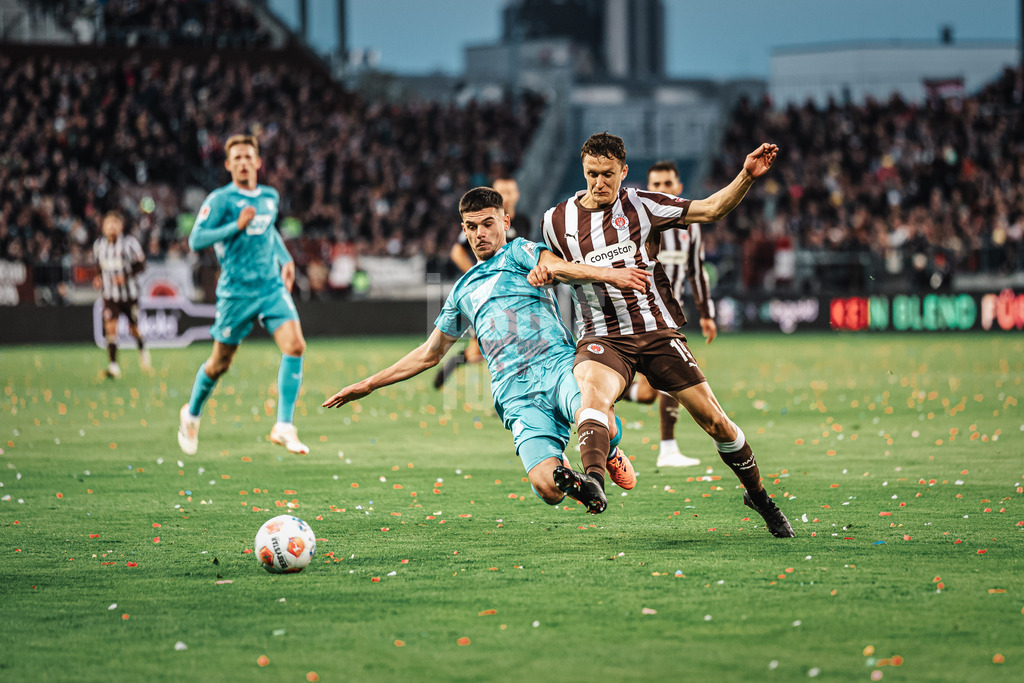 Fußball | Männer | Saison 2025/2026  | Fußball-Bundesliga | 07. Spieltag | FC St. Pauli vs. TSG Hoffenheim | 19.10.2025 | v.l. Albian Hajdari (#21, TSG Hoffenheim) gegen Martijn Kaars (#19, FC St. Pauli)