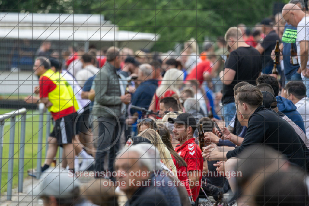 20250616_181642_0012 | #,  TV Eybach (weiß) vs. 1.FC Donzdorf II (rot), Fussball, Entscheidungsspiel 3 in Kreisliga A3 - Bezirk Neckar/Fils, Saison 2024/2025, Rasensportplatz, Staufenecker Str. 41, 73084 Salach, 16.06.2025 - 18:30 Uhr,Foto: PhotoPeet-Sportfotografie/Peter Harich