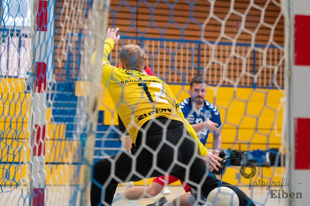 VfL Rastede-TvdH Oldenburg 2 | Landesliga Männer ;VfL Rastede (blau)-TvdH Oldenburg 2 (rot) am 15.04.2023 in Rastede (Mehrzweckhalle Feldbreite), Deutschland, Photo: Philip Eiben 2023 - Realisiert mit Pictrs.com