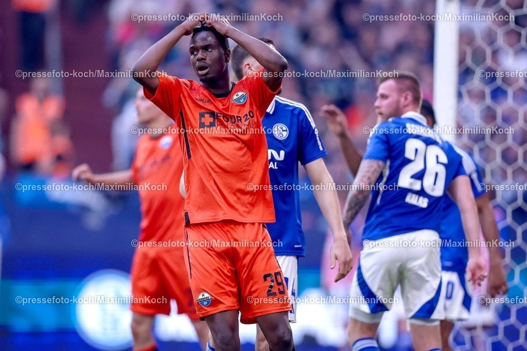 S0402052501050 | 02.05.2025, Fußball, FC Schalke 04 - SC Paderborn 07, 2.. Fußball Bundesliga, 32. Spieltag, Veltins-Arena Gelsenkirchen, Saison 2024 2025: SIlyas Ansah (SC Paderborn #29) schlägt die Hände über dem Kopf zusammen.DFB regulations prohibit any use of photographs as image sequences and or quasi-video.