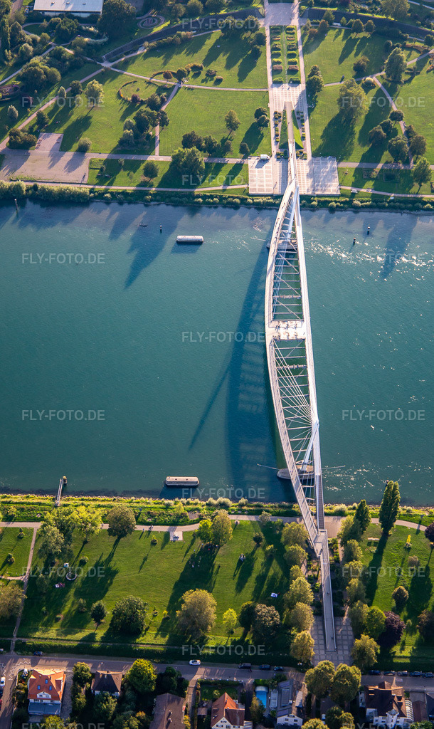 Luftbild: Brücke der zwei Ufer zum Garten der zwei Ufer über den Rhein nach Strasbourg in Kehl im Bundesland Baden-Württemberg in Deutschland. Foto: IMG_137836.jpg vom 18.08.2023 durch Werner Riehm/FLY-FOTO.de