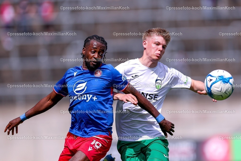 WSV02052601025 | 02.05.2026, Fußball, RL West, Wuppertaler SV - FC Gütersloh, Regionalliga Herren, 32. Spieltag, Stadion am Zoo in Wuppertal, Saison 2025 2026: Jeff-Denis Fehr&nbsp;(Wuppertaler SV #19) im Zweikampf gegen  Erik Lanfer&nbsp;(FC Gütersloh #28)  DFB regulations prohibit any use of photographs as image sequences and or quasi-video.