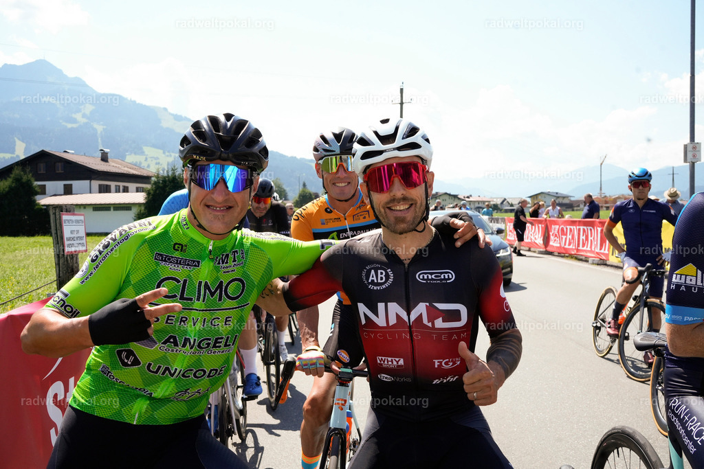 176_20230817_Bewerb_Maenner_Muehlanger | AUT - OESTERREICH, 2023-08-16: SPORT RENNRAD-FAHREN - 55. INTERNATIONALER RADWELTPOKAL IN ST. JOHANN IN TIROL  - Vintage-Radrennen mit WM-Bronze-Medaillen-Siegerin Christina Schweinberger, den Teilnehmer und Alexander Baumann (vom Orginastions-Team) - TAG 2 BEWERB MAENNER IN SECHS GRUPPEN  ; Foto: Roland Muehlanger