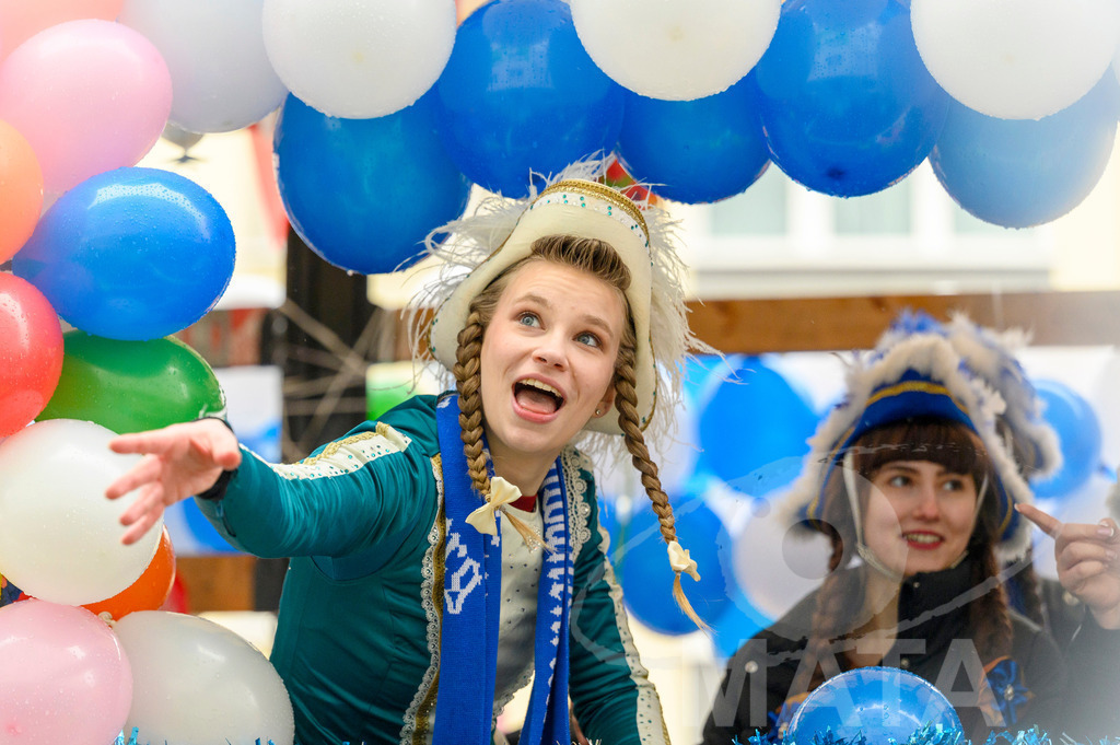 _DWA2449 | Trotz Nieselregen schlängelte sich der „Gaudiwurm“ am Sonntag durch die Nürnberger Innenstadt an tausenden Faschingsfans vorbei.  Nürnberg, 11.02.2024 - Realisiert mit Pictrs.com